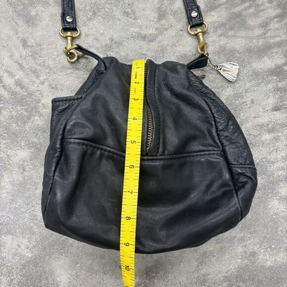 Victoria Leather Gumdrop Bag Black Leather Crossbody Adjustable Zip Charm Vtg - Picture 11 of 11
